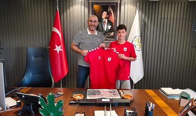 Samsunspor'un genç oyuncusu Kuzey'den Başkan Zencirci'ye forma jesti