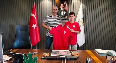 Samsunspor'un genç oyuncusu Kuzey'den Başkan Zencirci'ye forma jesti