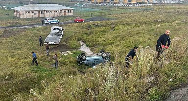 Sarıkamış'ta yağış kazaya neden oldu: Hafif ticari araç şarampole devrildi, 2 yaralı