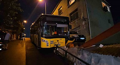 Sarıyer'de İETT otobüsü bariyerlere çarptı: Evlere metreler kala durdu