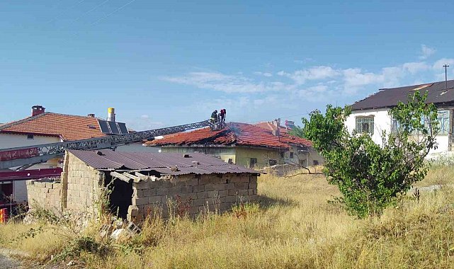 Şarkışla'da müstakil evde yangın: 1 kişi dumandan etkilendi
