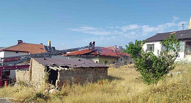 Şarkışla'da müstakil evde yangın: 1 kişi dumandan etkilendi