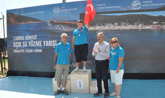 Saros Körfezi'nde Zafer Bayramı'na özel yüzme yarışmasında 200'ü aşkın sporcu kulaç attı