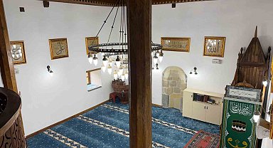 Şavşat'ta tarihi cami Osmanlı tarzı hatlarla bezendi