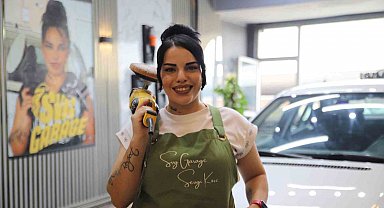 Sekreter olarak başladığı oto kaplama sektöründe kendi işinin patronu oldu