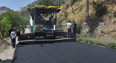 Şemdinli ve Derecik'te asfalt çalışmaları sürüyor