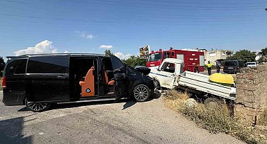Serik'te VIP minibüs ile kamyonet çarpıştı: 1 yaralı