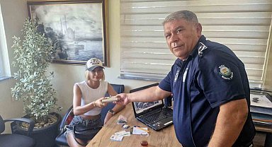 Serik'te zabıta ekipleri buldukları kayıp çantayı sahibine teslim etti