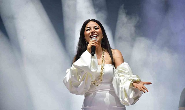 Sevilen sanatçı Zara'dan Karacasu'ya festival daveti: "Gümbür gümbür bir gece yaşamak istiyoruz"