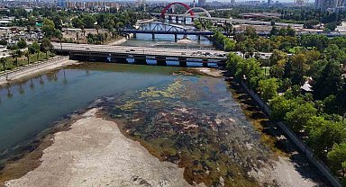 Seyhan Nehri'nde sular çekildi, kirlilik ortaya çıktı