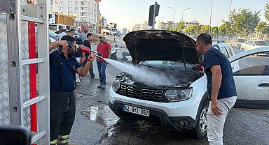 Seyir halindeki araç alev alev yandı
