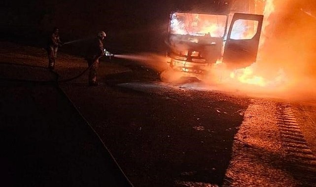 Seyir halindeki tır alevlere teslim oldu