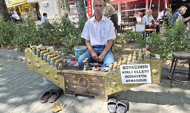 Seyyar ayakkabı boyacısının astığı yazı çevrede dikkat çekiyor