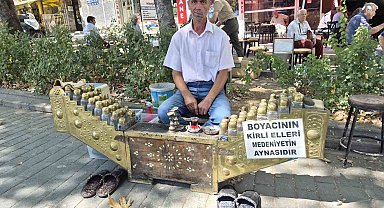 Seyyar ayakkabı boyacısının astığı yazı çevrede dikkat çekiyor
