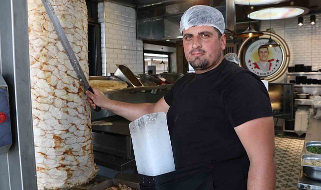 Sıcaklara karşı Adana usulü çözüm: Vücuduna kalıp buz bağladı