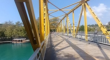 Sıcaktan bunalan çocukların Manavgat Irmağı'nda tehlikeli serinliği