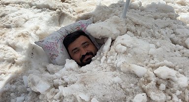Sıcaktan kaçıp karın içine girdi! Erzincan'da ilginç serinleme