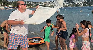 Sıcaktan kavrulan Bodrum'da sahile 2 ton buz döküldü