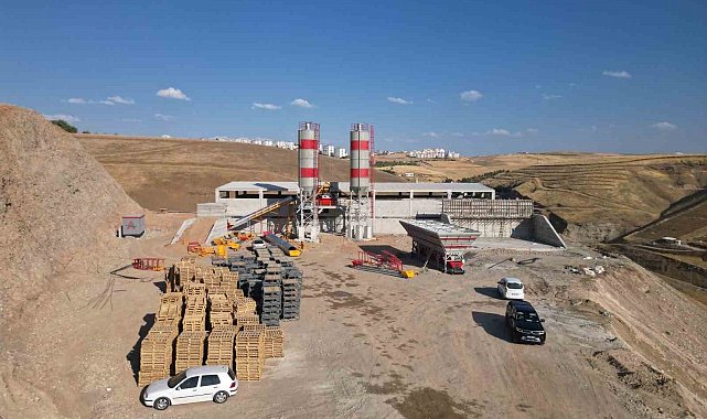 Siirt'in altyapısını güçlendirecek beton santrali ve parke taşı üretim tesisinin kurulumu başladı