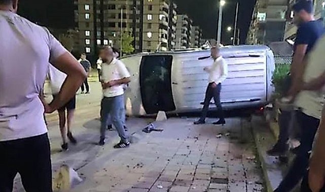 Siirt'te araç kaldırıma çıkıp yan yattı