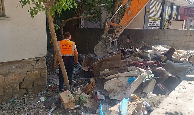 Siirt'te bir evden 2 kamyon çöp çıkarıldı