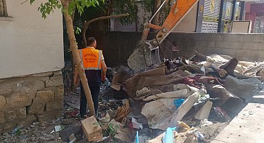 Siirt'te bir evden 2 kamyon çöp çıkarıldı