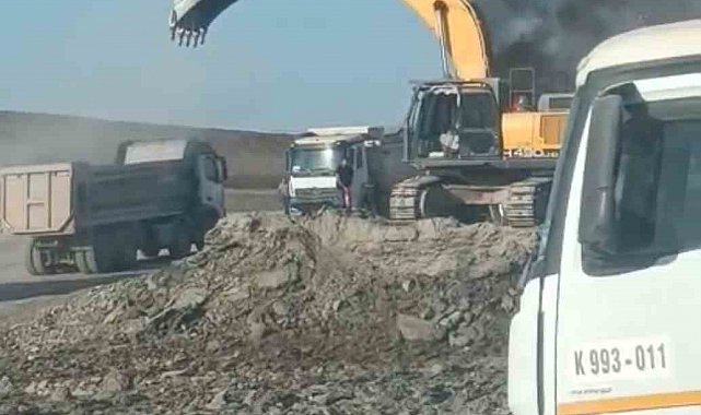Siirt'te demir yolu inşaatında iş makinesi yandı