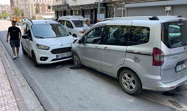 Siirt'te iki hafif ticari araç kafa kafaya çarpıştı: 1 yaralı