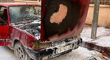 Siirt'te park halindeki otomobil alevlere teslim oldu