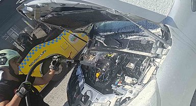 Siirt'te seyir halindeki hafif ticari aracın motoru alev aldı