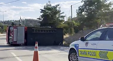 Sinop'ta bariyere çarpan söndürme aracı yan yattı: 1 yaralı