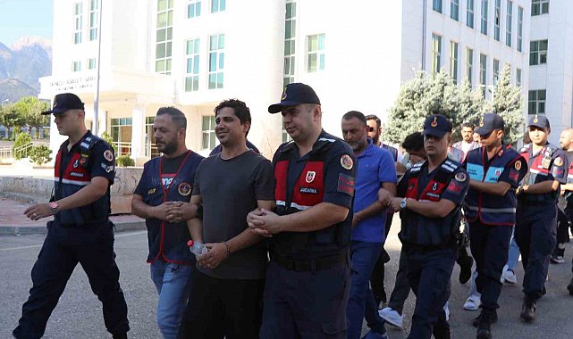 Sırıtarak girdiği adliye binasından tutuklanarak çıktı
