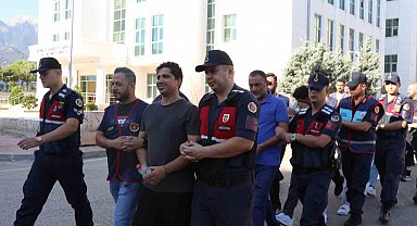 Sırıtarak girdiği adliye binasından tutuklanarak çıktı