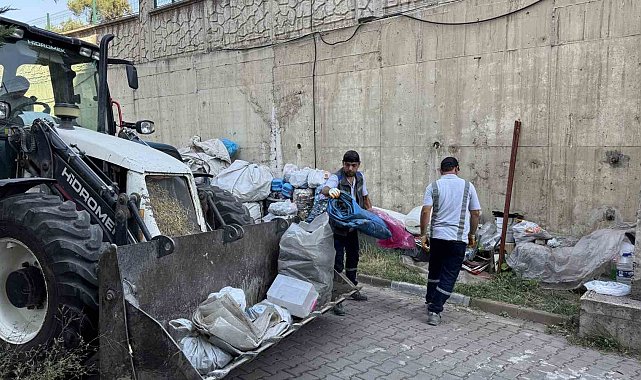 Siteyi karton yığınına çevirdiler, temizlik sırasında tepki gösterdiler