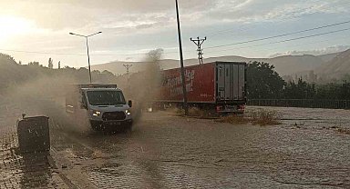 Sivas'ta sağanak yolları göle çevirdi, sürücüler zor anlar yaşadı