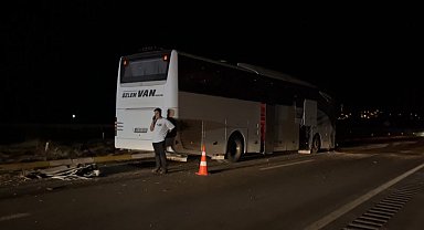Sivas'ta yolcu otobüsü otomobil ile çarpıştı: 2 yaralı