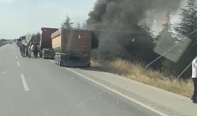 Sivrihisar'da seyir halindeki tırın dorse lastiği tutuştu