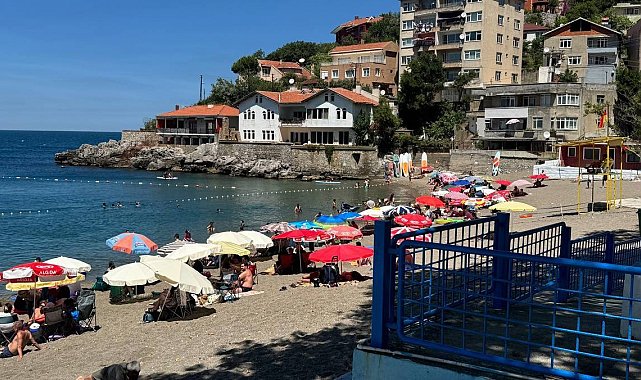 Soğuk olmasına aldırış etmeden denize girdiler