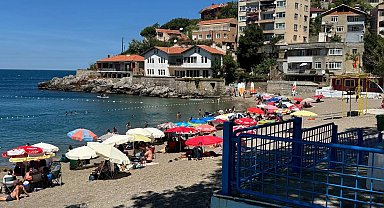 Soğuk olmasına aldırış etmeden denize girdiler