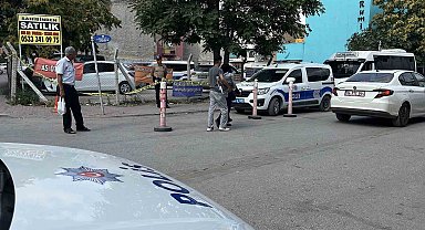 Sokak ortasında alacaklısını bıçaklayan şüpheli yakalandı