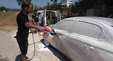 Sokakta gördüğü kirli araçları habersizce yıkıyor...Araç sahiplerine sürpriz yapıyor