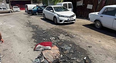 Sokaktaki derin çöküntü ve içine dolan atıklar