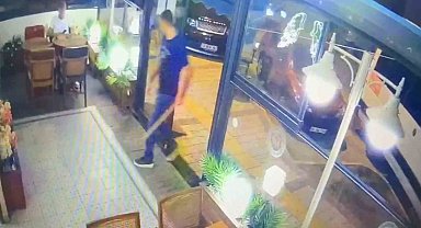 Sopayla öldüresiye dövdü, ilginç saldırı kameralara yansıdı