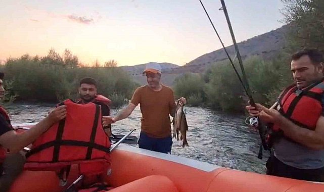 Suların yükselmesi sonucu nehir ortasındaki adada mahsur kalan 2 kişi kurtarıldı