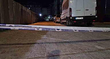 Sultangazi'de inşaat sahasında toprak kayınca yolda çatlama meydana geldi