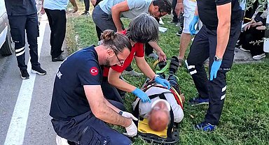 Sürücüsü rahatsızlanan servis minibüsü refüje çıktı: 6 yaralı