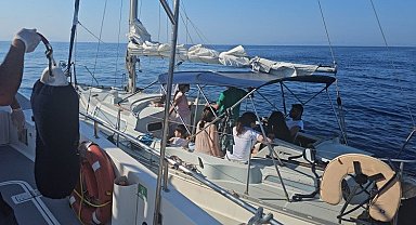 Sürüklenen yelkenli teknedeki göçmenler kurtarıldı