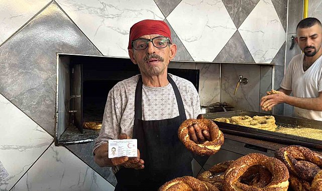 Susam soyadlı usta 45 yıldır Türkiye'nin en iyi simitlerini fırına veriyor