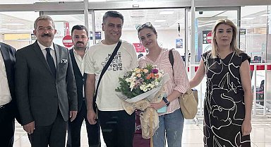 Tahran'dan Van'a direkt uçuşlar başladı: İlk turist kafilesi çiçeklerle karşılandı