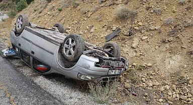 Takla atan otomobildeki 2 kişi ölümden döndü